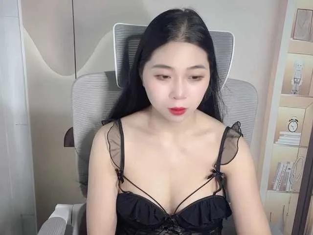 Strawberry18 on BongaCams