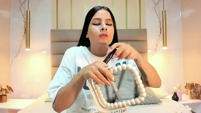 AnneDixie — spanks ass x5 + twerking